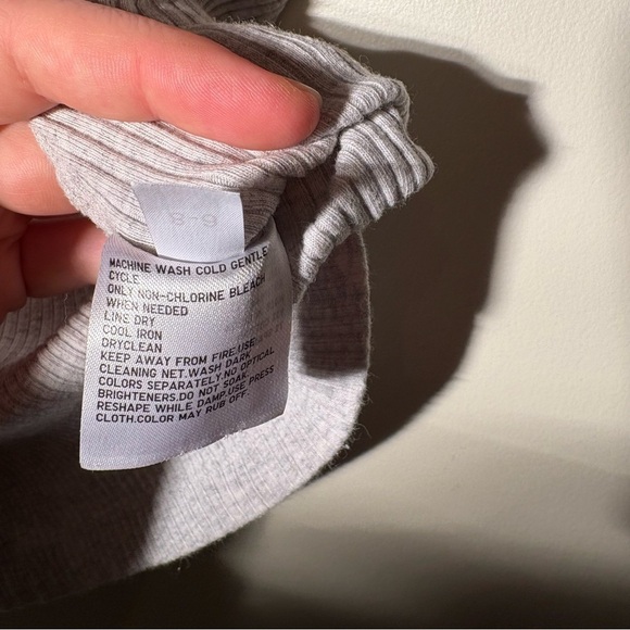 Uniqlo Gray Ribbed Crop Top Tee - Picture 7 of 7